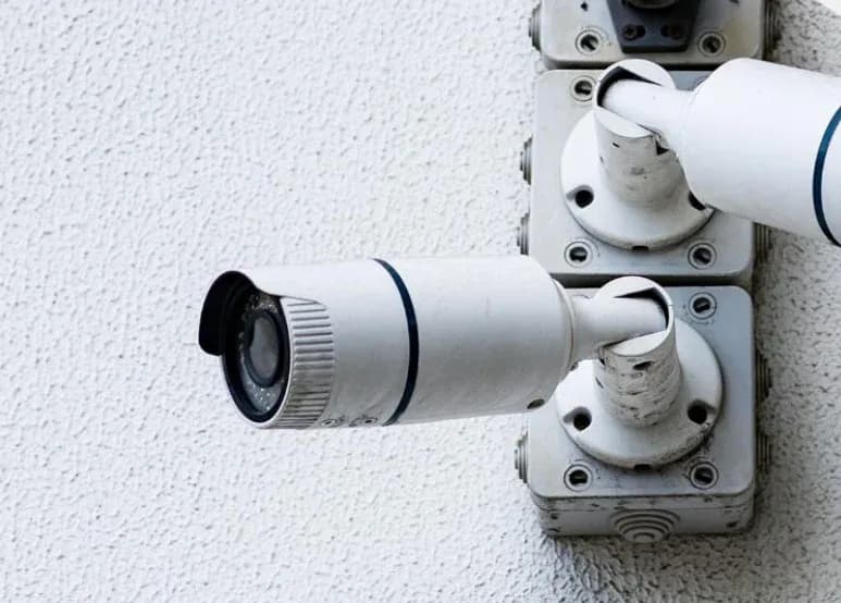Security cameras mounted on a wall. Illustrative image from the developer's catalogue, not the building itself
